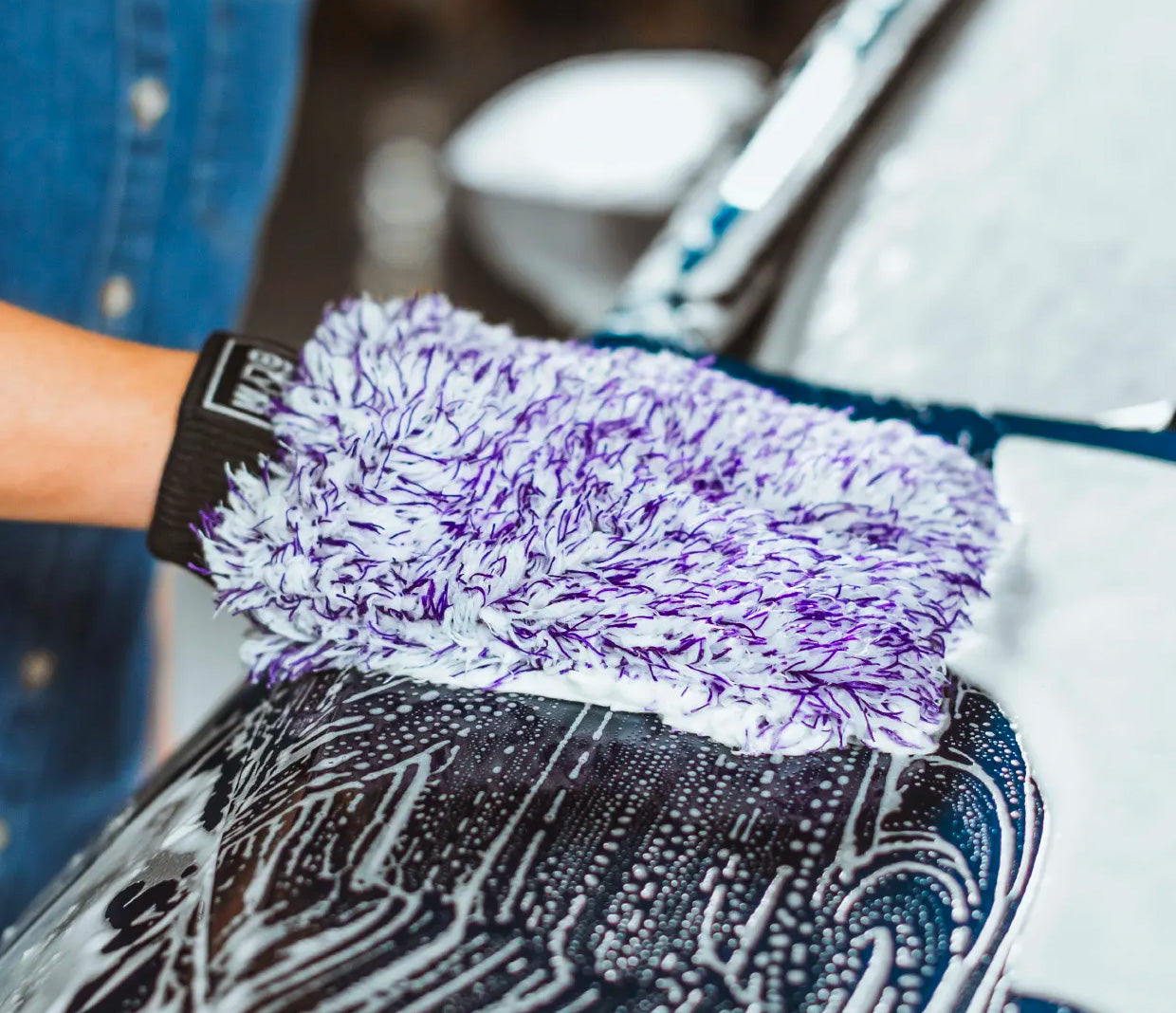 Autoglym Polar Wash Mitt washing a car